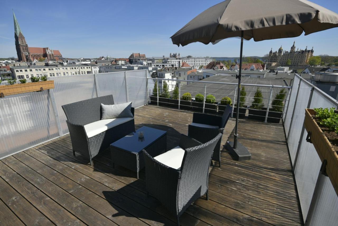 Pension Am Schloss ชเวียรีน ภายนอก รูปภาพ