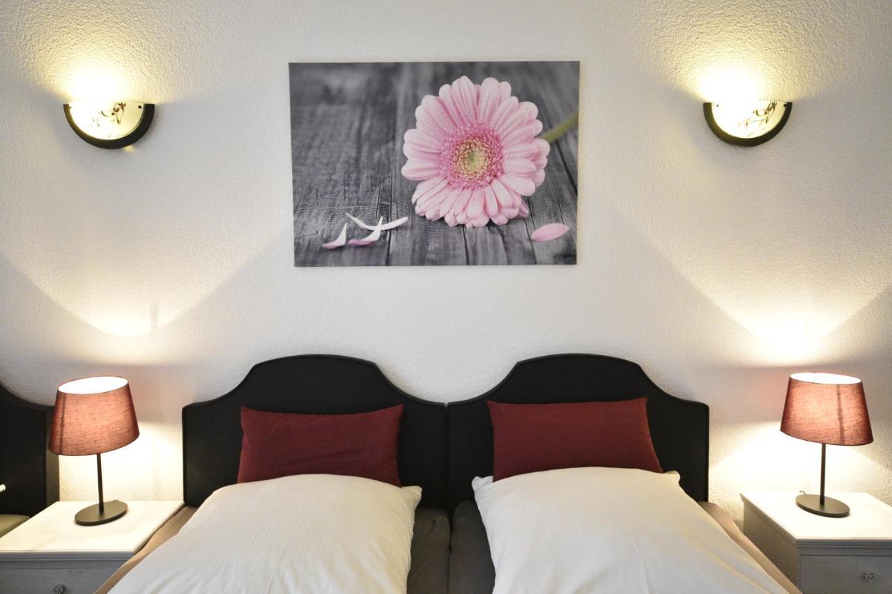 Pension Am Schloss ชเวียรีน ภายนอก รูปภาพ